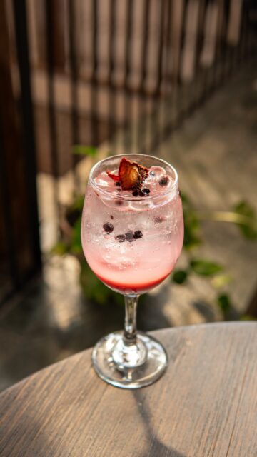 No hay nada más refrescante que una buena soda de frutos rojos bien fría🥵🤌🏻 Perfecta para este calorrrr💛